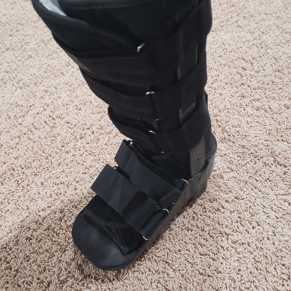 Medical boots - Picture 3 of 3